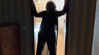 The stepmom blocked the entrance to the room so that the stepson would not pass and for this she got a penis in the bum and mouth