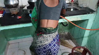 Sister-in-law was cutting papaya in the kitchen and the brother-in-law from ass.