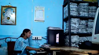 Boss ne naukrani ko patakar office me chudai ki
