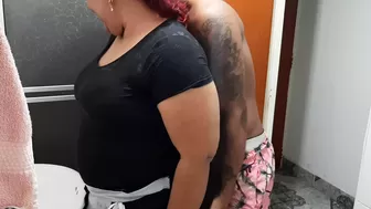 Alondra cleans the bathroom, I surprise her there and she gives me a oral sex