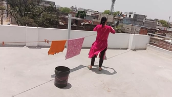 Kirayedar Kapde Sukha Rahi thi Makan malik ne choda
