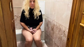 Milf was sitting in the toilet when she wanted butt sex sex