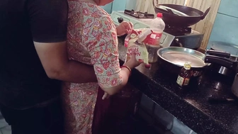 Kitchen Me Kam Karti Hui Bhabhi Ko Pela