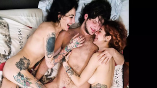 Amateurs home-made threesome : squirting cums and butt-sex cums
